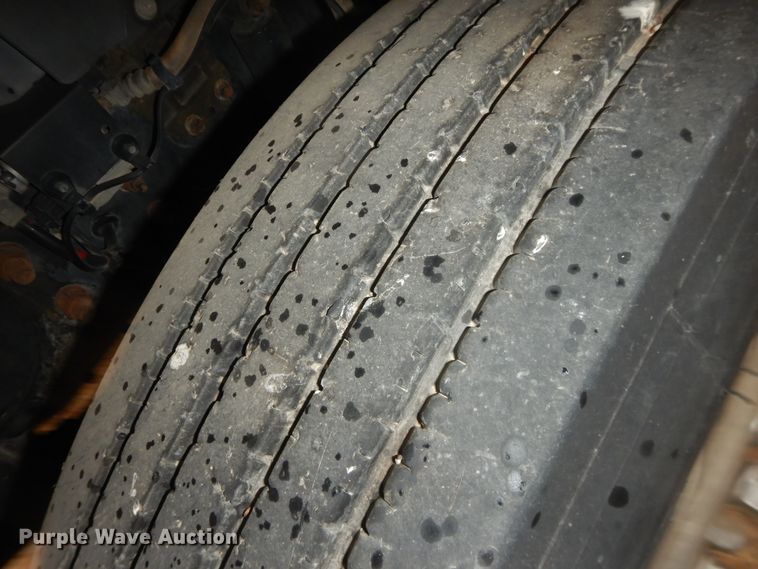 image for item DJ1120 2009 Volvo VHD  semi truck