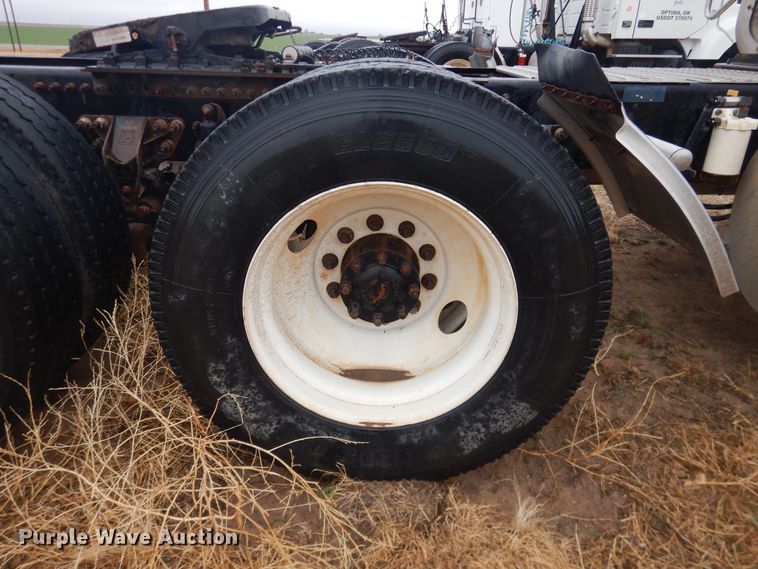 image for item DJ1120 2009 Volvo VHD  semi truck