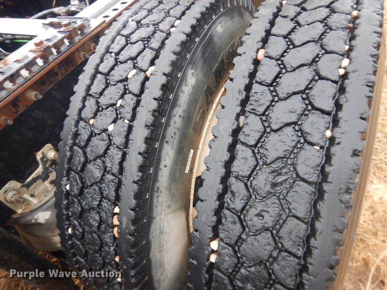 image for item DJ1120 2009 Volvo VHD  semi truck