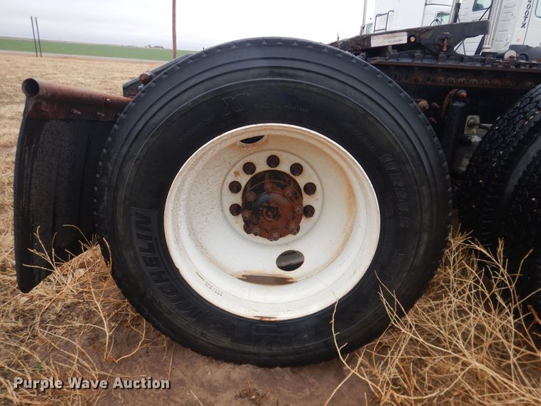 image for item DJ1120 2009 Volvo VHD  semi truck