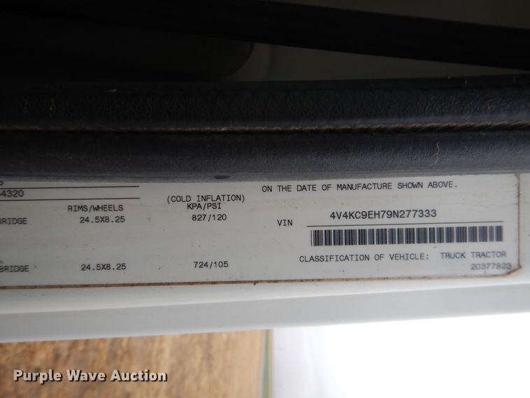 image for item DJ1120 2009 Volvo VHD  semi truck