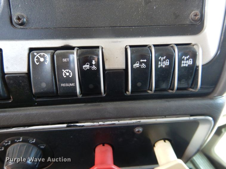 image for item DJ1139 2008 Kenworth T800  semi truck