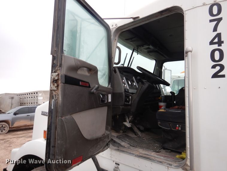 image for item DJ1156 2008 Kenworth T800  semi truck