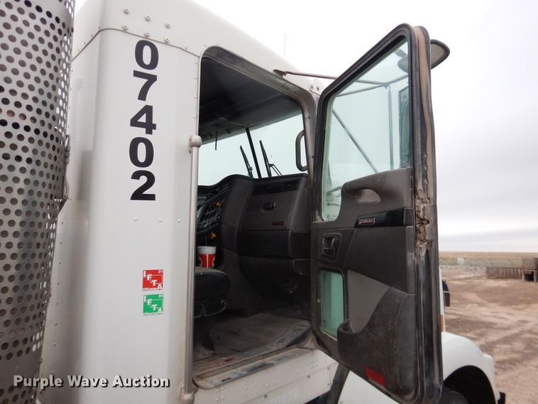 image for item DJ1156 2008 Kenworth T800  semi truck