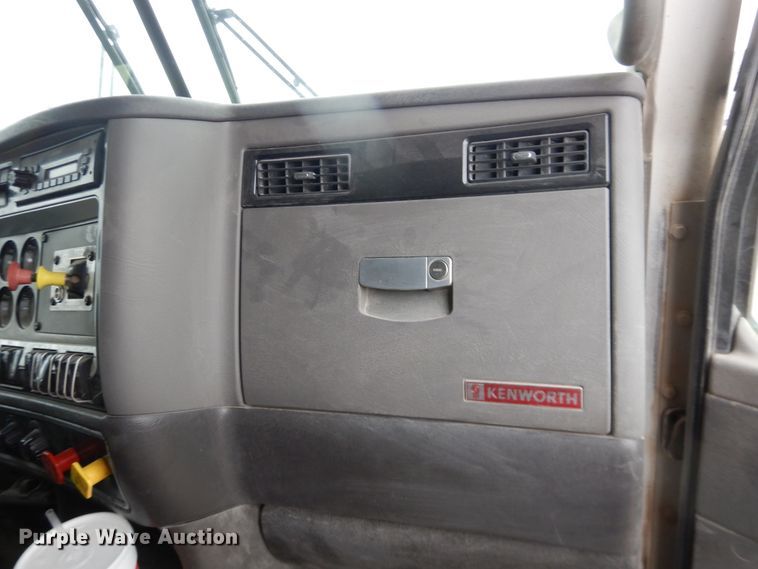 image for item DJ1156 2008 Kenworth T800  semi truck