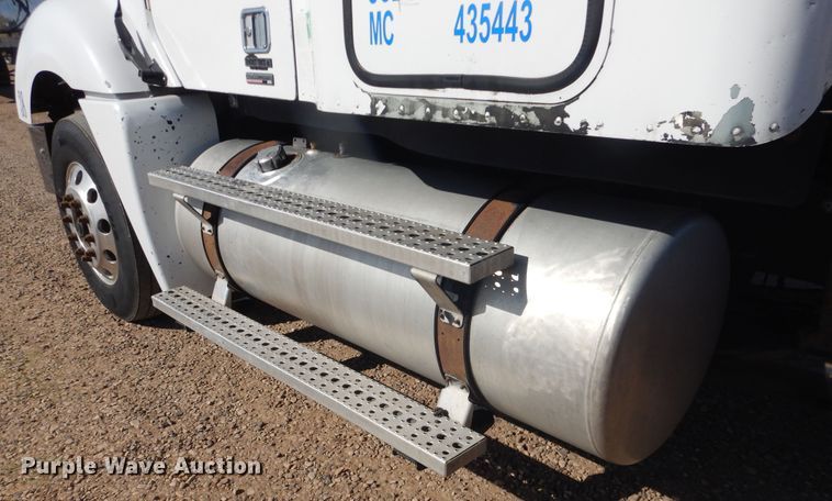 image for item DJ1183 2006 Freightliner Columbia 120  semi truck