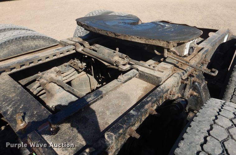 image for item DJ1183 2006 Freightliner Columbia 120  semi truck