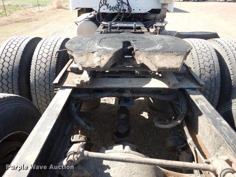 image for item DJ1183 2006 Freightliner Columbia 120  semi truck