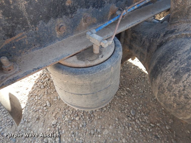 image for item DJ1183 2006 Freightliner Columbia 120  semi truck