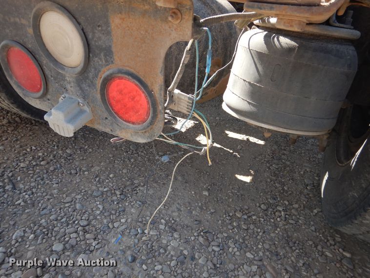 image for item DJ1183 2006 Freightliner Columbia 120  semi truck