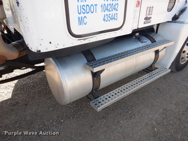 image for item DJ1183 2006 Freightliner Columbia 120  semi truck