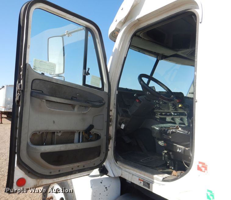 image for item DJ1183 2006 Freightliner Columbia 120  semi truck