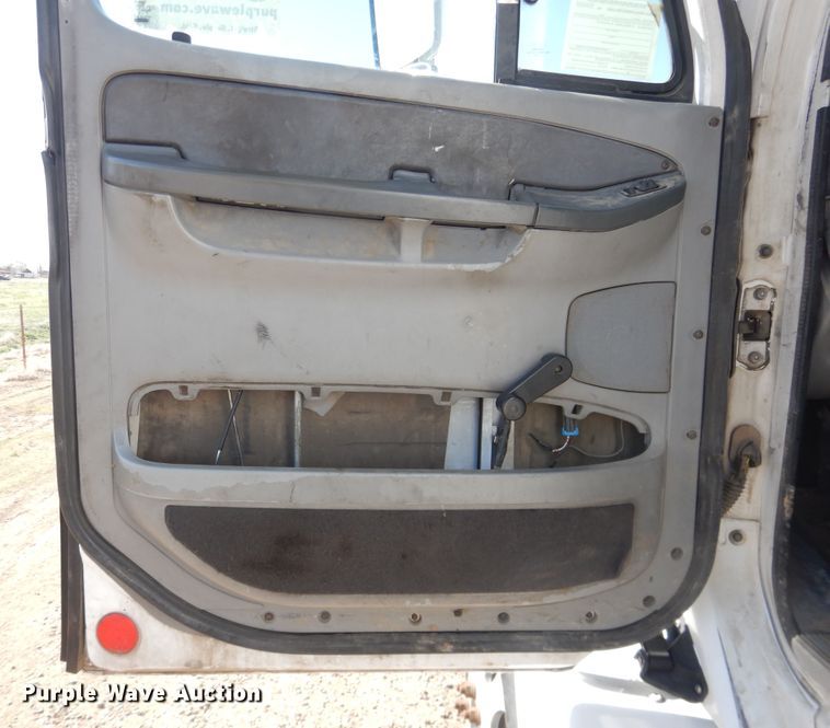 image for item DJ1183 2006 Freightliner Columbia 120  semi truck