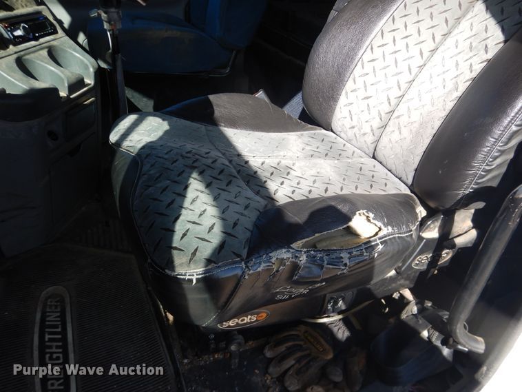 image for item DJ1183 2006 Freightliner Columbia 120  semi truck