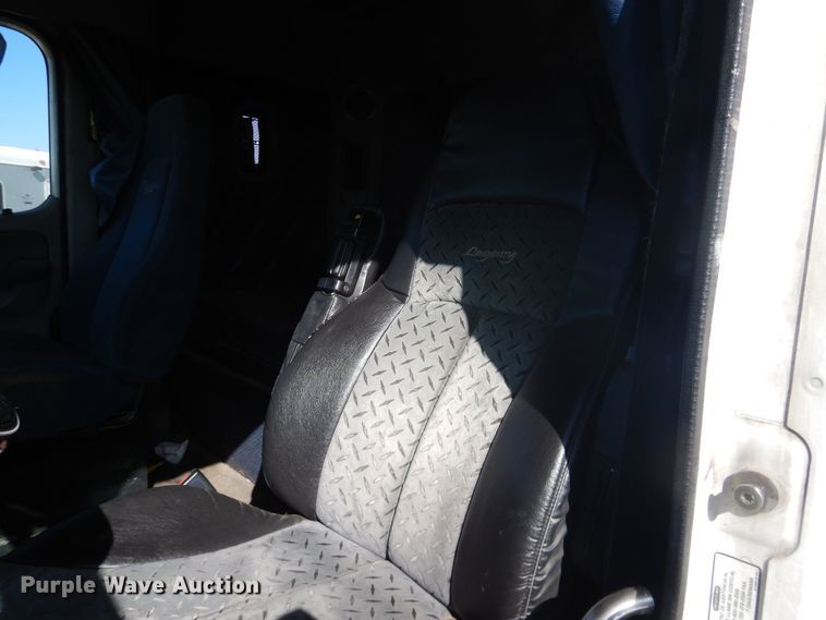 image for item DJ1183 2006 Freightliner Columbia 120  semi truck