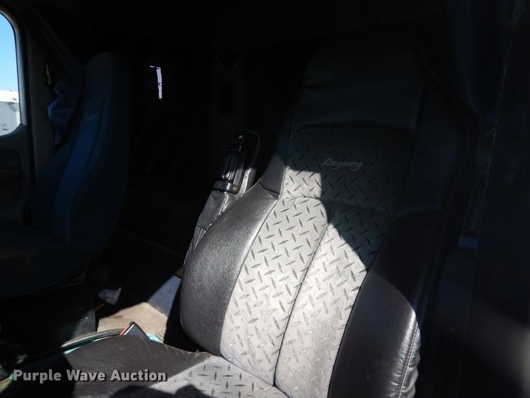 image for item DJ1183 2006 Freightliner Columbia 120  semi truck