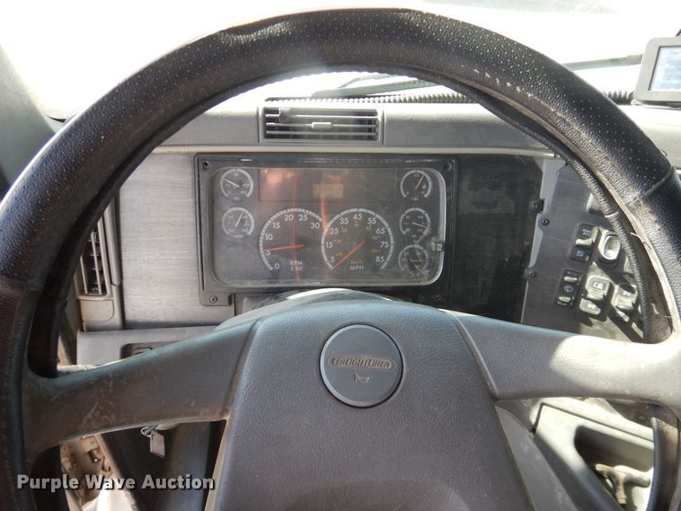 image for item DJ1183 2006 Freightliner Columbia 120  semi truck