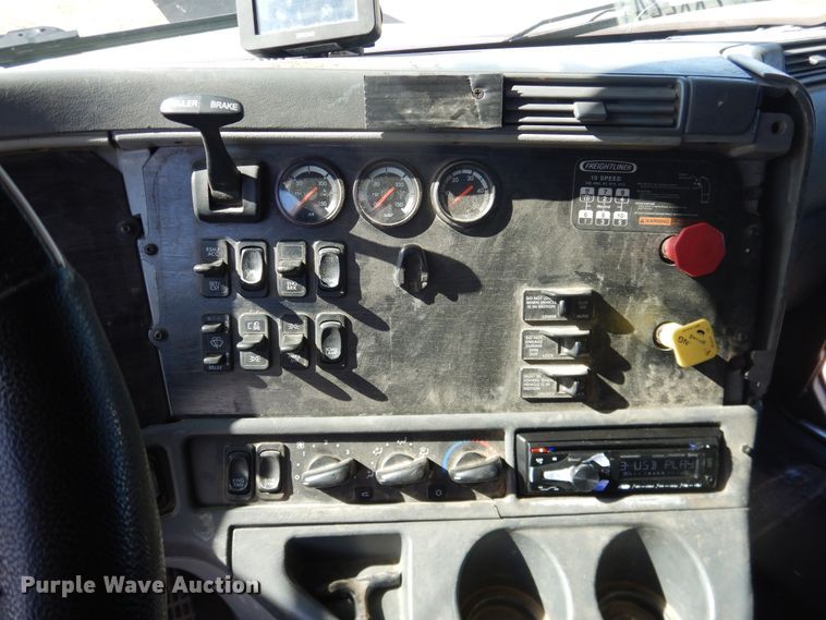 image for item DJ1183 2006 Freightliner Columbia 120  semi truck