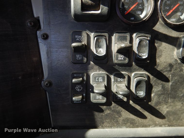 image for item DJ1183 2006 Freightliner Columbia 120  semi truck