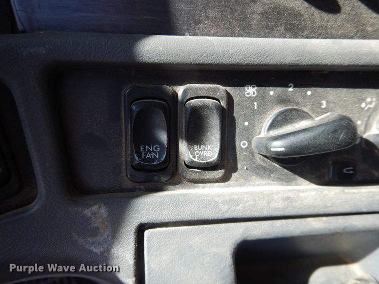 image for item DJ1183 2006 Freightliner Columbia 120  semi truck