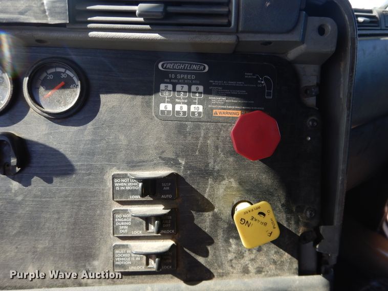 image for item DJ1183 2006 Freightliner Columbia 120  semi truck