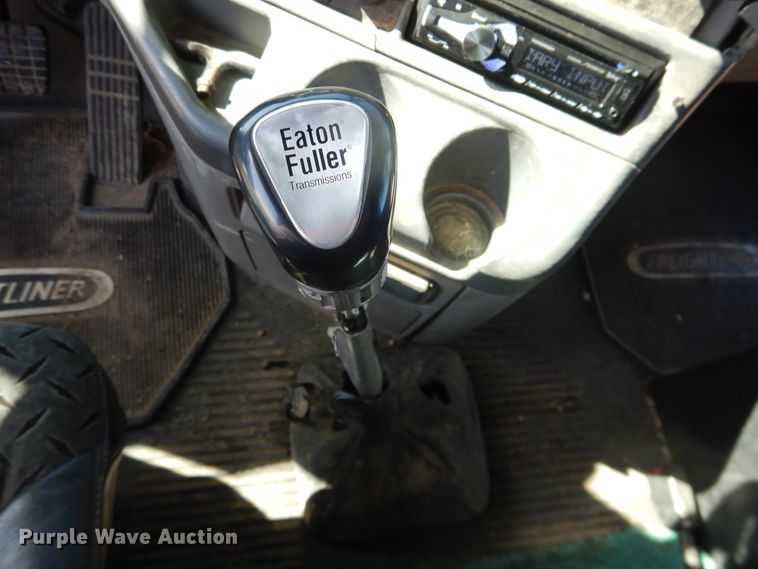 image for item DJ1183 2006 Freightliner Columbia 120  semi truck