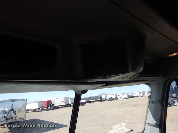 image for item DJ1183 2006 Freightliner Columbia 120  semi truck