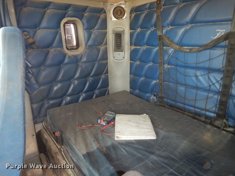 image for item DJ1183 2006 Freightliner Columbia 120  semi truck