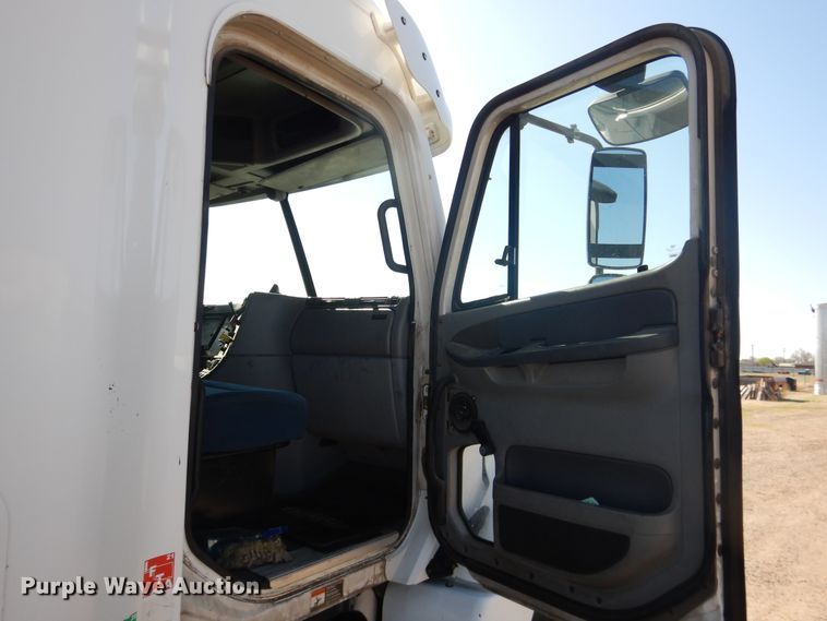 image for item DJ1183 2006 Freightliner Columbia 120  semi truck