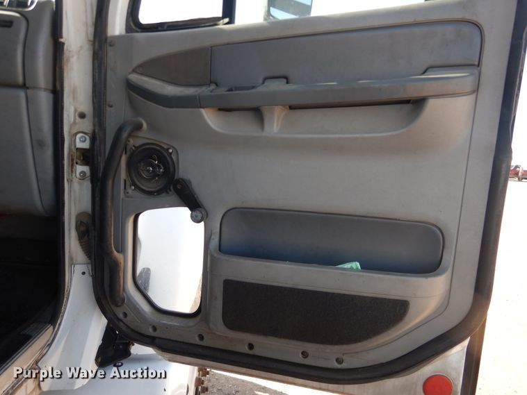 image for item DJ1183 2006 Freightliner Columbia 120  semi truck