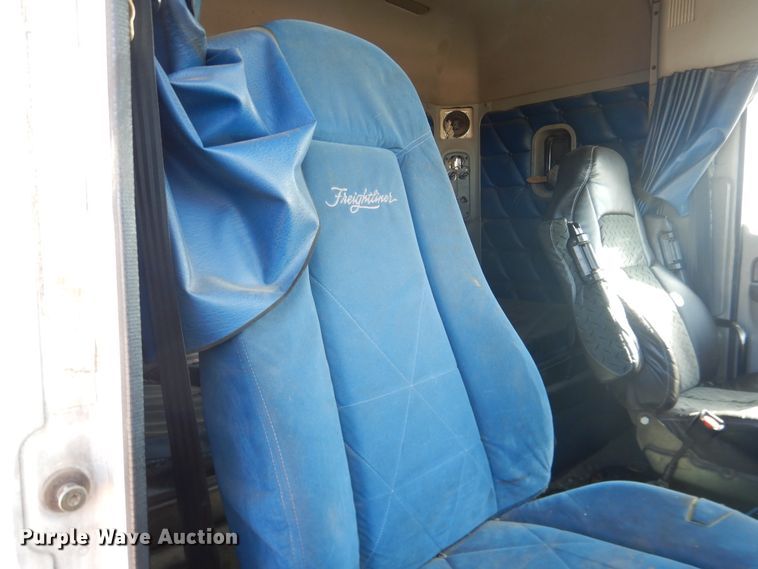 image for item DJ1183 2006 Freightliner Columbia 120  semi truck