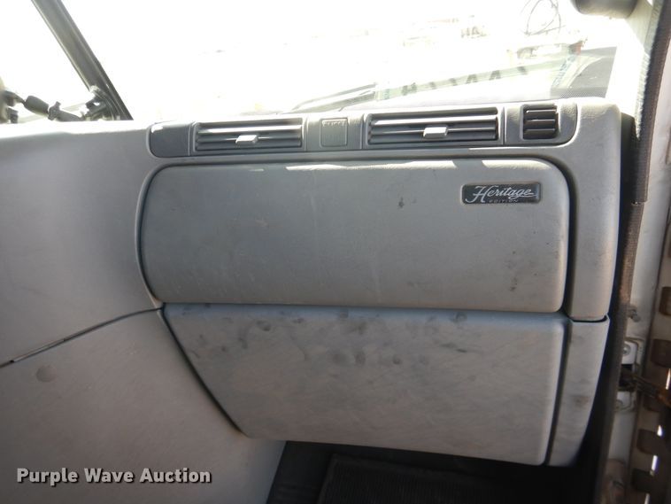 image for item DJ1183 2006 Freightliner Columbia 120  semi truck