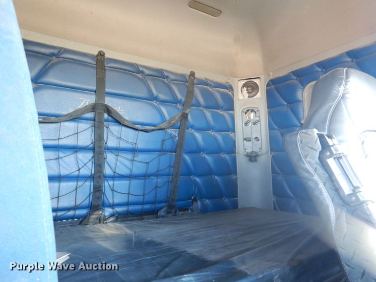 image for item DJ1183 2006 Freightliner Columbia 120  semi truck