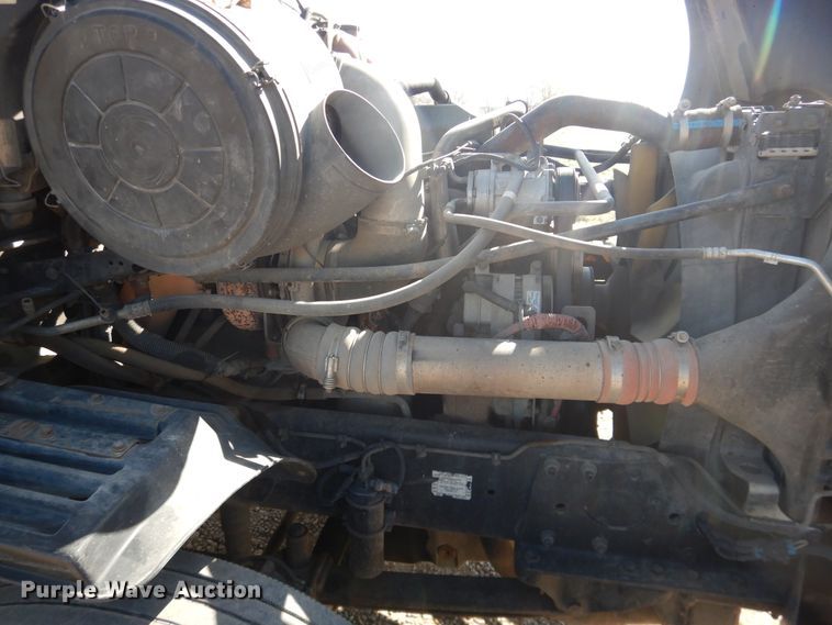 image for item DJ1183 2006 Freightliner Columbia 120  semi truck