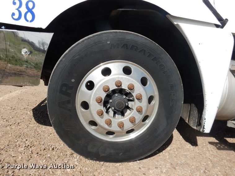 image for item DJ1183 2006 Freightliner Columbia 120  semi truck