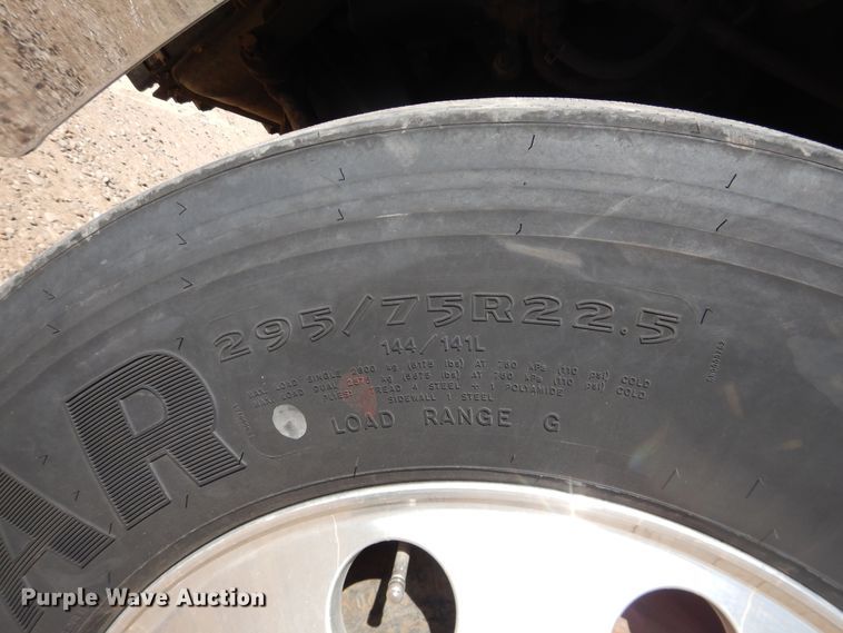 image for item DJ1183 2006 Freightliner Columbia 120  semi truck