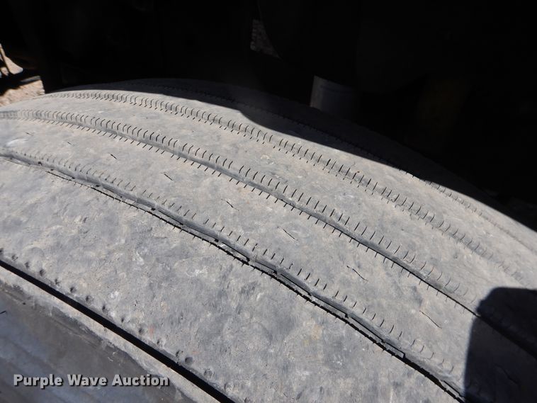 image for item DJ1183 2006 Freightliner Columbia 120  semi truck