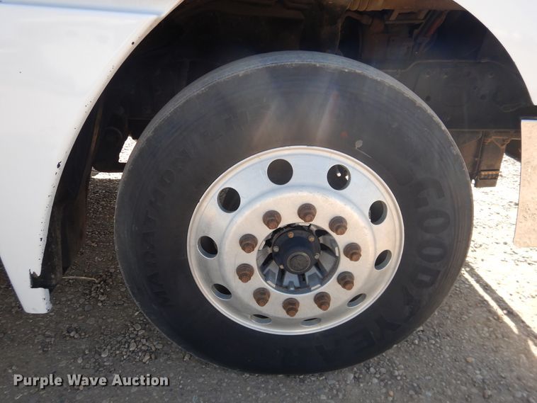 image for item DJ1183 2006 Freightliner Columbia 120  semi truck