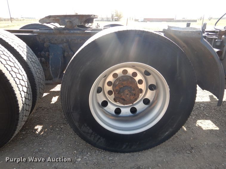 image for item DJ1183 2006 Freightliner Columbia 120  semi truck