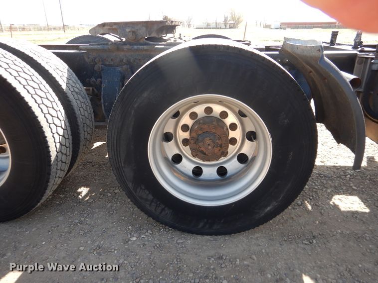 image for item DJ1183 2006 Freightliner Columbia 120  semi truck