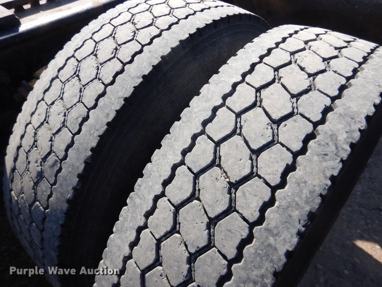 image for item DJ1183 2006 Freightliner Columbia 120  semi truck