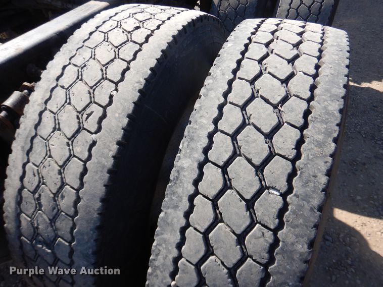 image for item DJ1183 2006 Freightliner Columbia 120  semi truck