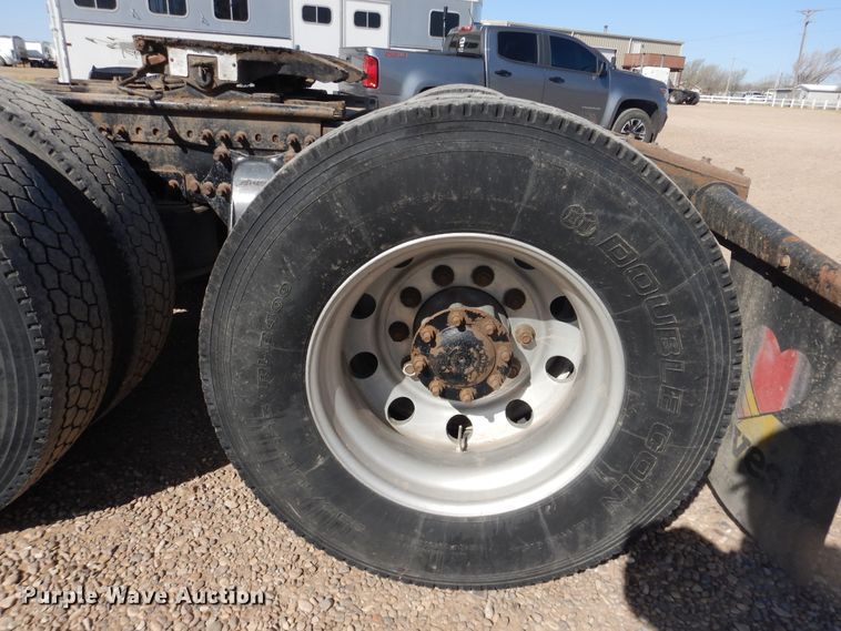 image for item DJ1183 2006 Freightliner Columbia 120  semi truck