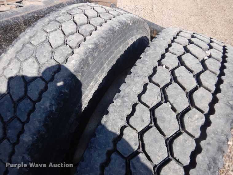 image for item DJ1183 2006 Freightliner Columbia 120  semi truck