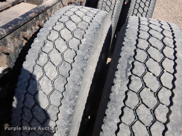 image for item DJ1183 2006 Freightliner Columbia 120  semi truck