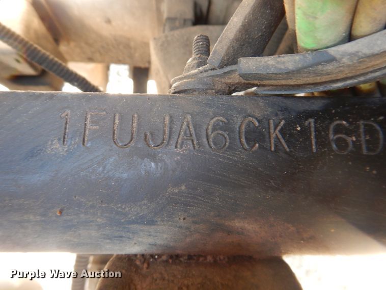 image for item DJ1183 2006 Freightliner Columbia 120  semi truck