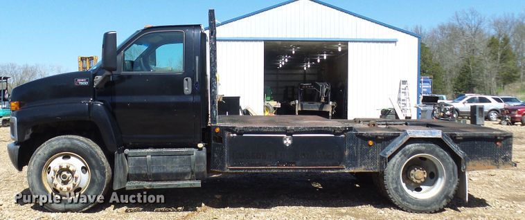 image for item DL0957 2005 GMC C7500  flatbed truck