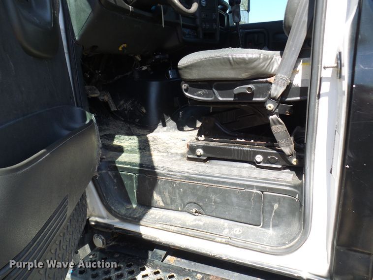 image for item DL0957 2005 GMC C7500  flatbed truck