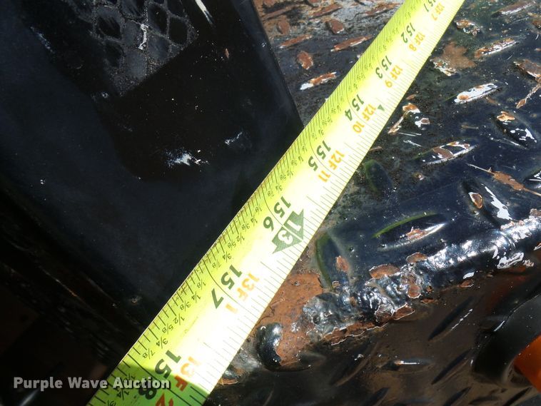 image for item DL0957 2005 GMC C7500  flatbed truck