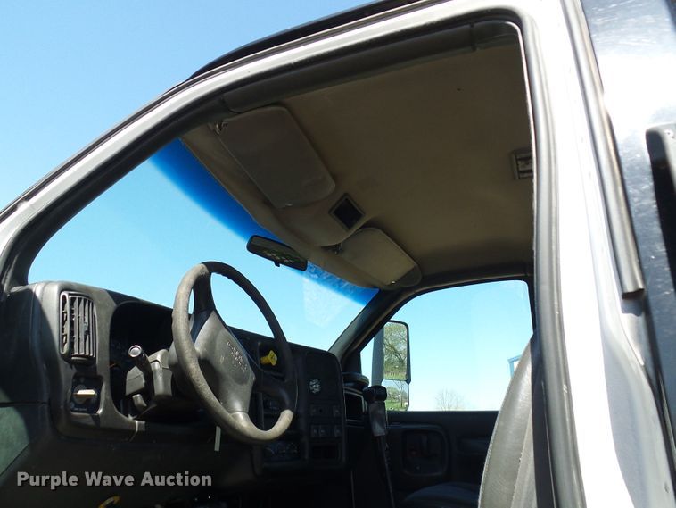 image for item DL0957 2005 GMC C7500  flatbed truck